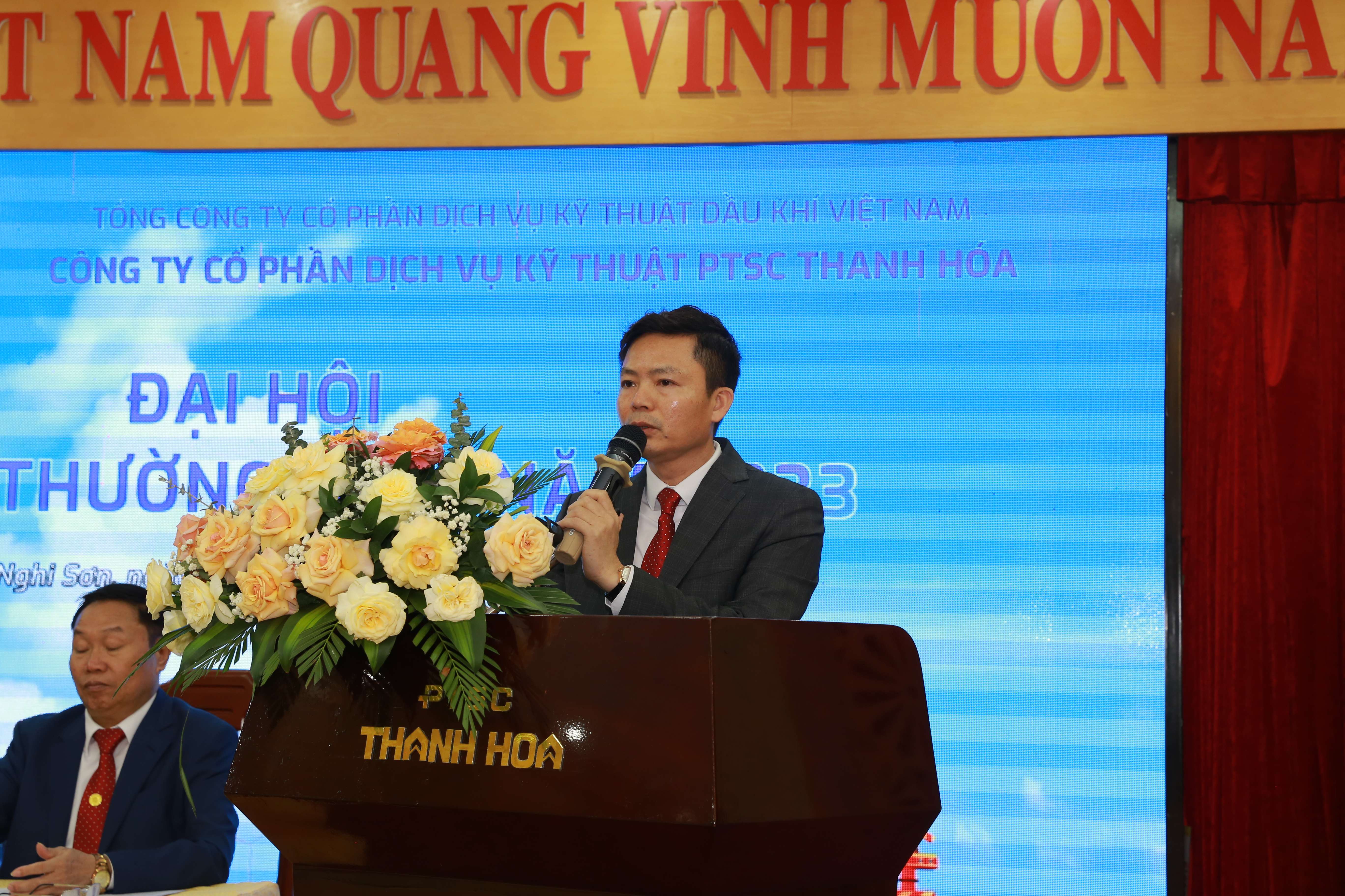Ông Phạm Hùng Phương - Phó Bí thư Đảng ủy, Giám đốc Công ty báo cáo kết quả SXKD năm 2022 và kế hoạch năm 2023.