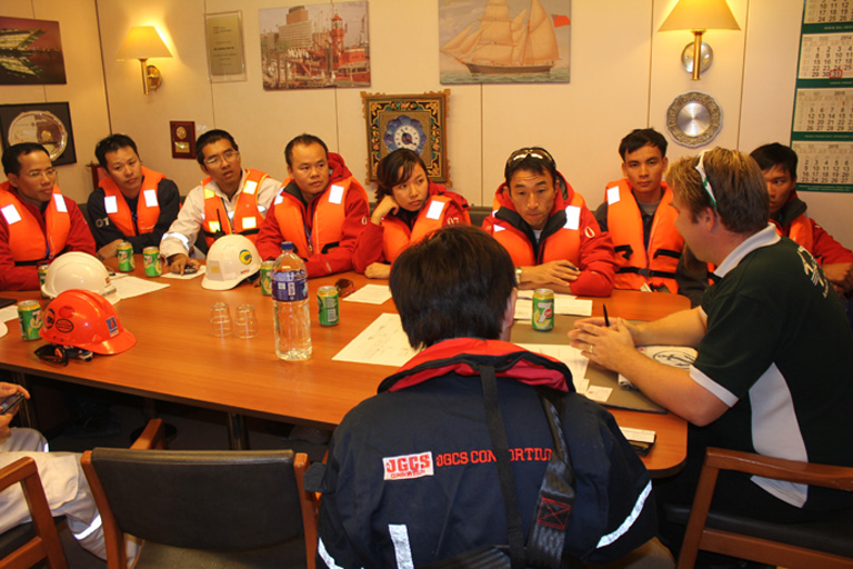 dai dien hop tren tau