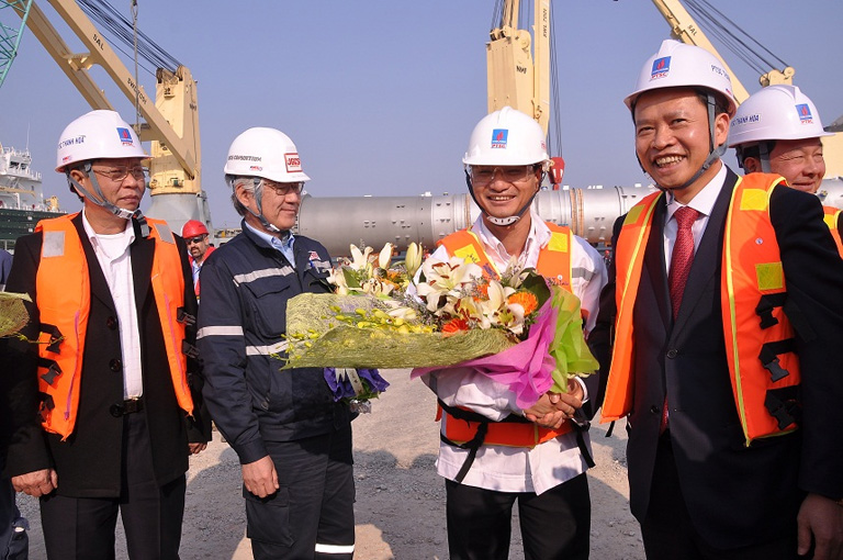 lanh dao tang hoa cho dong chi le van nga