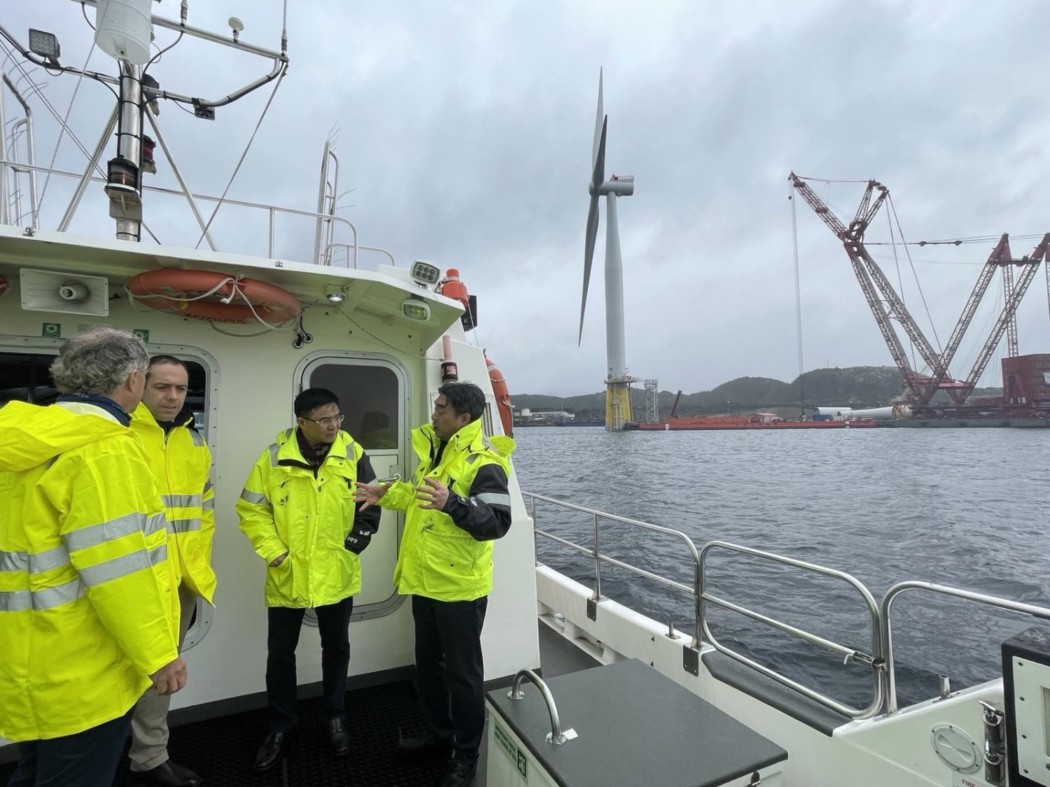 Tổng Giám đốc Petrovietnam Lê Mạnh Hùng thăm công trường lắp ráp Dự án Điện gió ngoài khơi đế nổi Hywind Tampen của Equinor tại Gulen, Na Uy