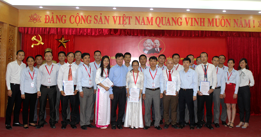 Chi bộ văn phòng 1 - Đảng bộ PTSC THANH HÓA tổ chức lễ kết nạp đảng viên mới