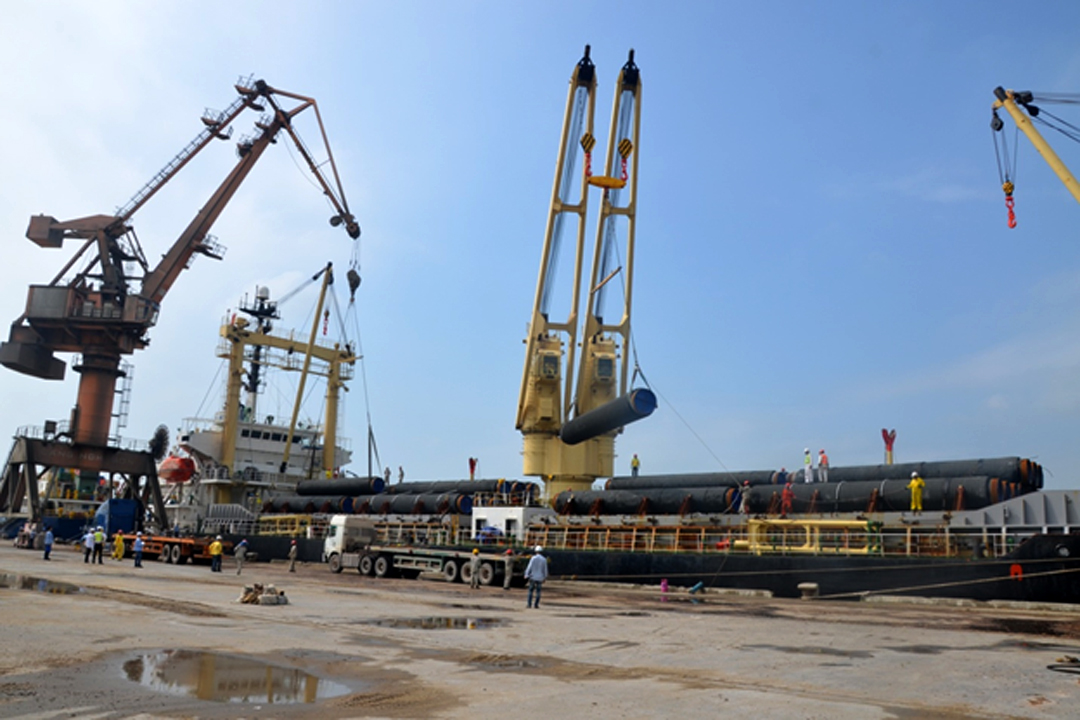 Gói xếp dỡ lưu bãi lô hàng ống Crude oil Pipelines cho SK E&C