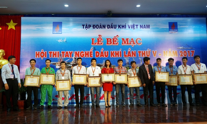 Closing ceremony and awarding the Fifth Petroleum Skill Competition in 2017