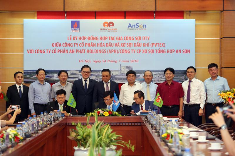 Contract signing Ceremony of cooperation in processing DTY of PVTex